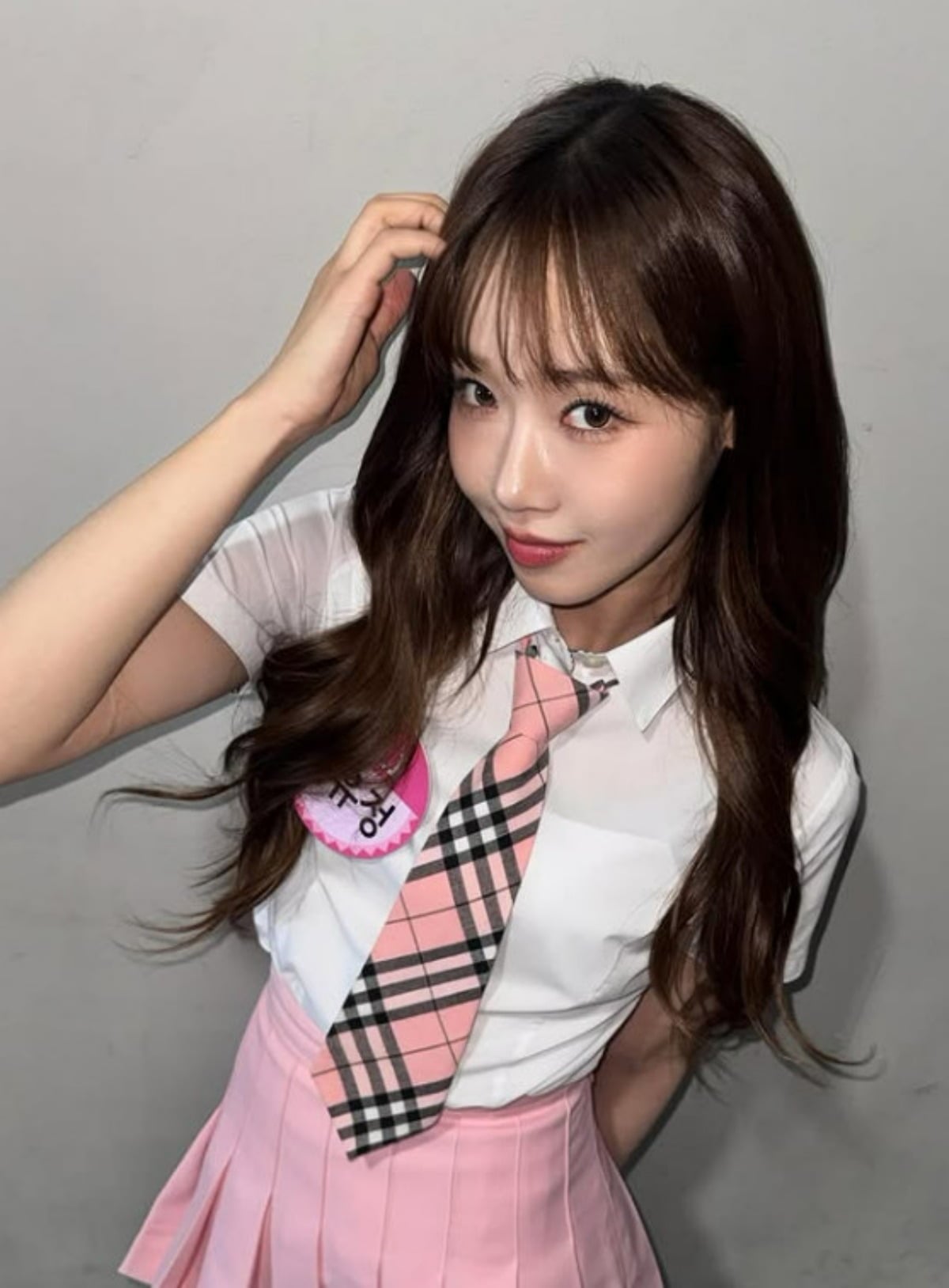 그룹 아이오아이 멤버 최유정이 카메라를 향해 포즈를 취하고 있다. / 사진=최유정 SNS