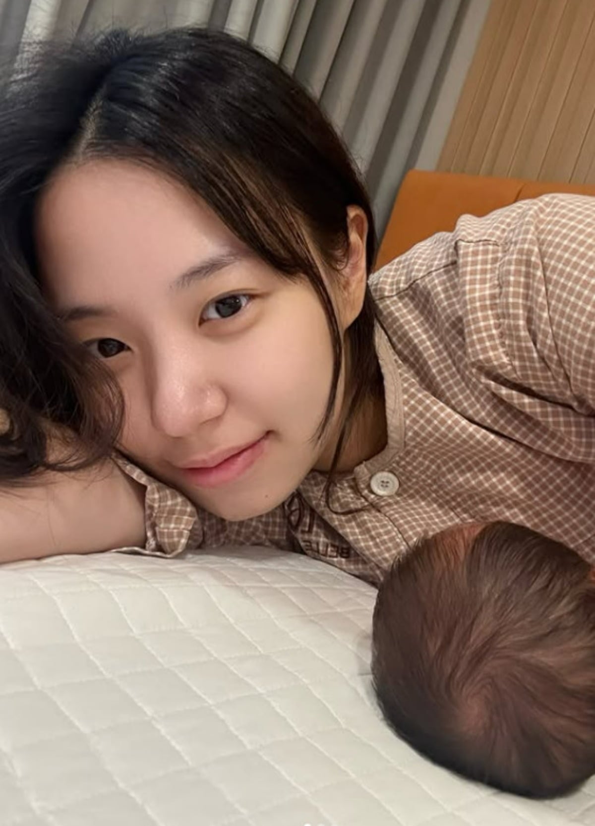 최연수가 태어난 지 한 달도 되지 않은 아들을 곁에 둔 채 미소를 보이고 있다. / 사진=최연수 SNS