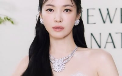 '45세' 송혜교, 이제보니 공주님 콘셉트가 찰떡이네…나이 안 믿기는 비주얼에 '입이 떡'