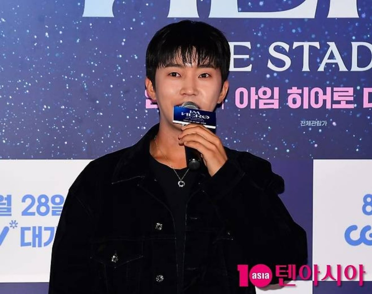 가수 임영웅이 취재진 앞에서 마이크를 들고 발언하고 있다. / 사진=텐아시아 DB