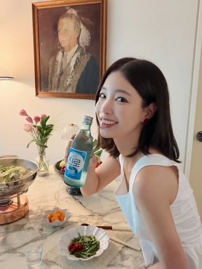 기은세, '민폐 논란' 이후 소주 병 든 근황 전했다…상큼한 미모는 여전해