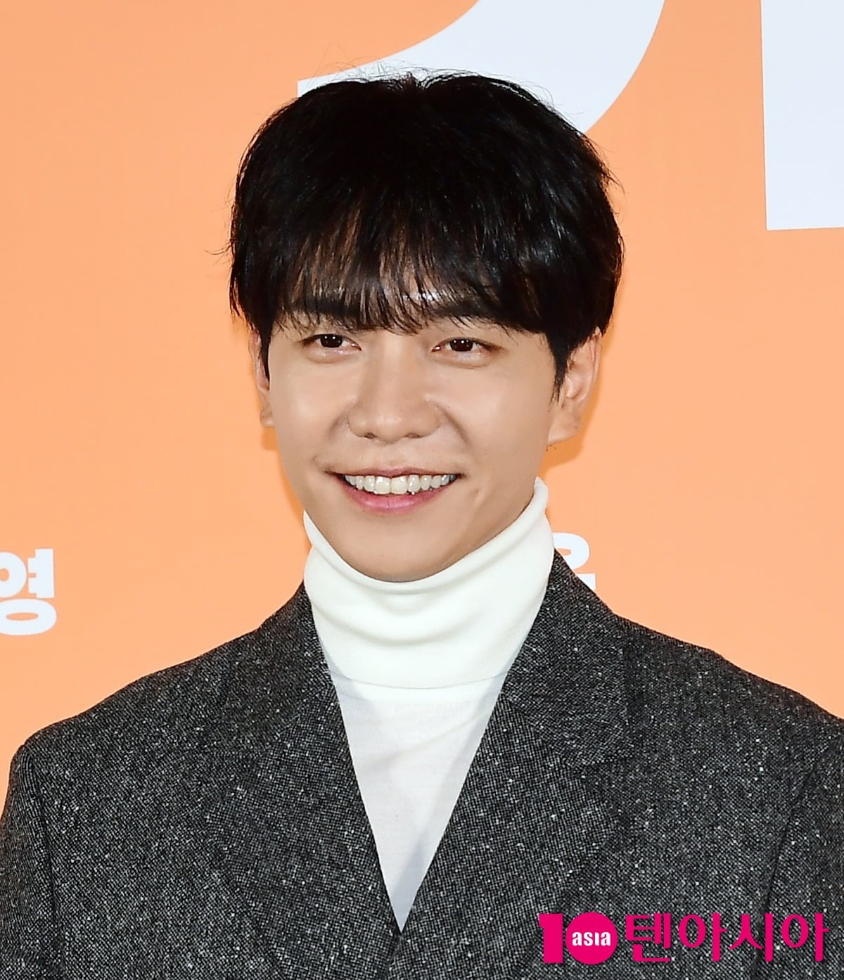 이승기가 공식 행사에 참석해 미소를 짓고 있다./사진=텐아시아DB