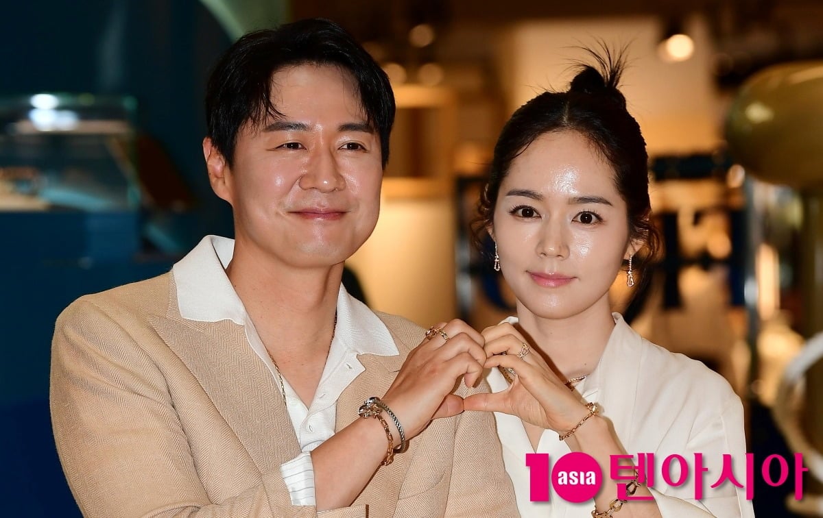 한가인, 연정훈 부부가 포즈를 취하고 있다. / 사진=텐아시아 DB