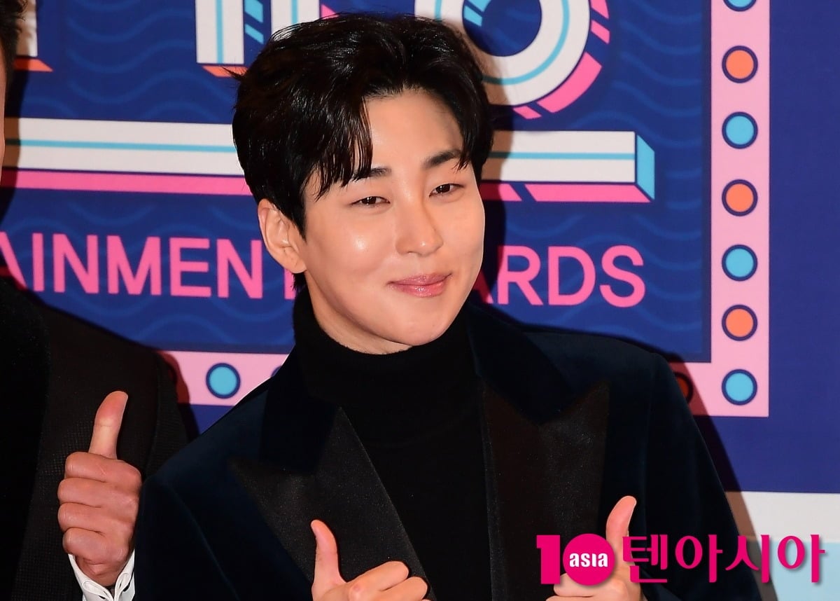 가수 딘딘이 공식 행사에서 포즈를 취하고 있다. / 사진=텐아시아 DB