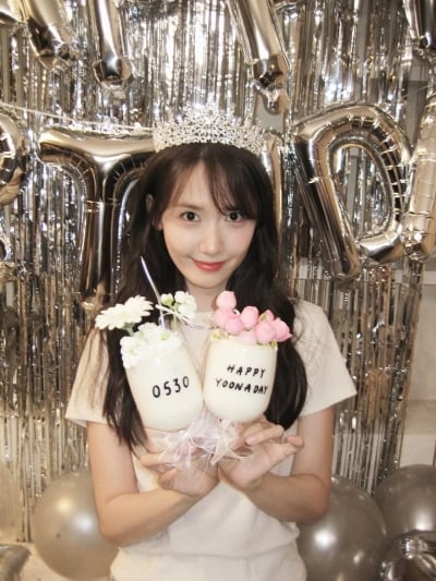 '36세' 윤아, 생일 맞더니 공주 강림 했네…데뷔 후 기복 없는 미모