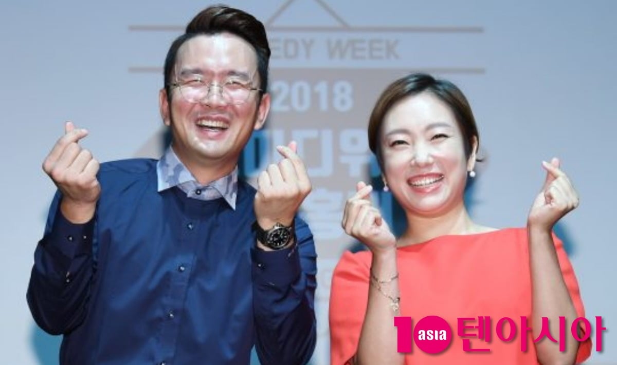 윤형빈, 정경미 부부가 포즈를 취하고 있다. / 사진=텐아시아 DB