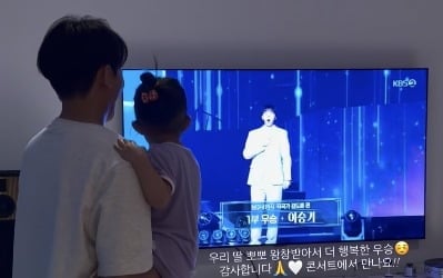 '이다인♥' 이승기, 첫째 딸과 다정한 투샷…"뽀뽀 왕창 받아서 행복"