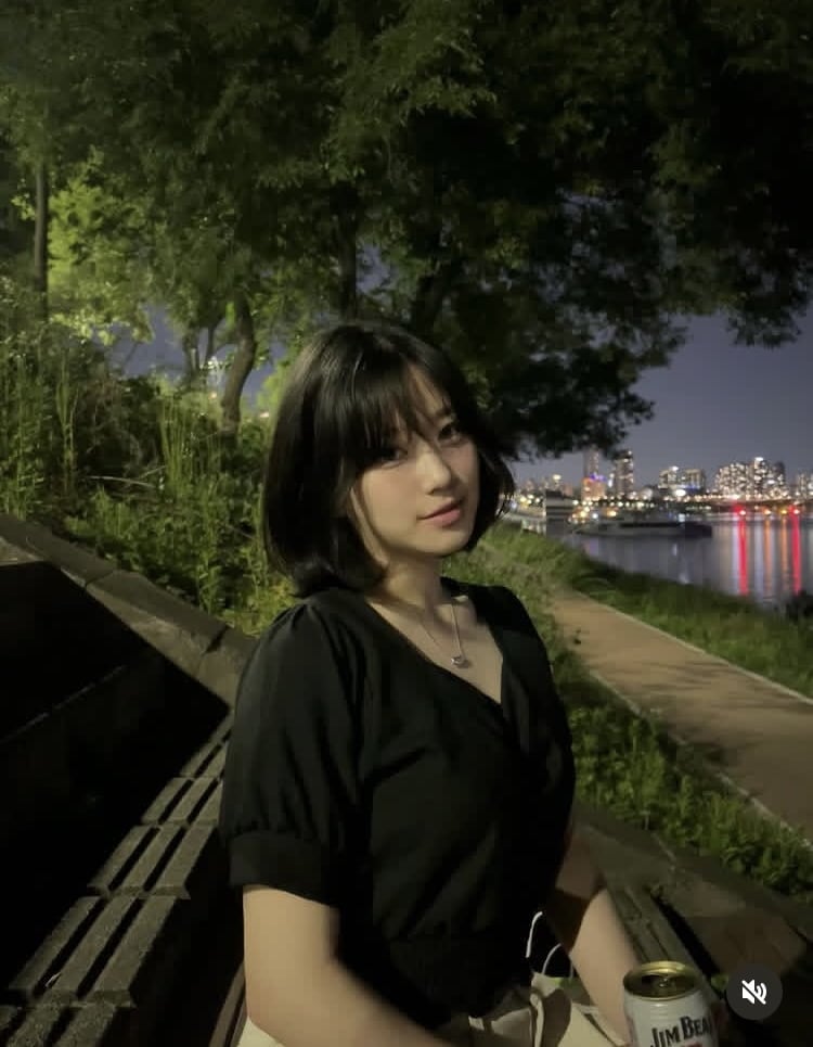 윤후가 찍어줬나…여친 최유빈, 한강서 맥주마시며 나들이