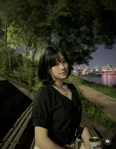 윤후가 찍어줬나…여친 최유빈, 한강서 맥주마시며 나들이