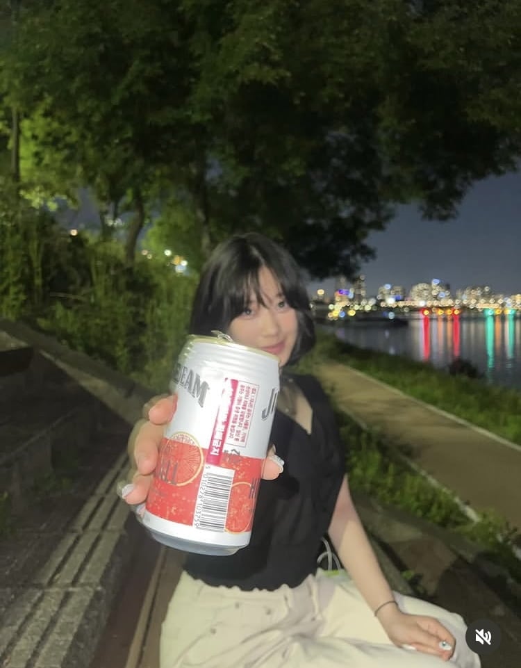 윤후가 찍어줬나…여친 최유빈, 한강서 맥주마시며 나들이
