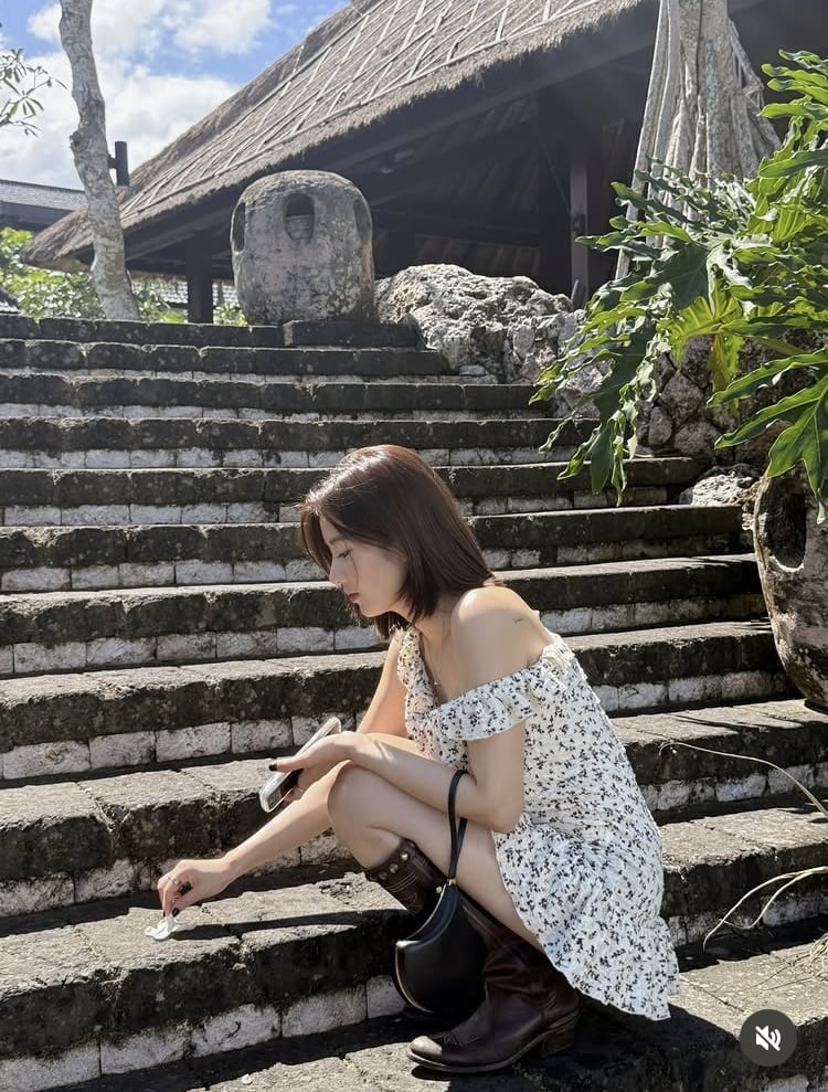 권은비, 다리에 땀띠날듯…더운데 가죽 부츠로 겨울 감성 내기