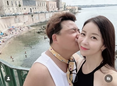원진서, 72년생 윤정수에 볼뽀뽀 받아…이탈리아 여행통 왔네