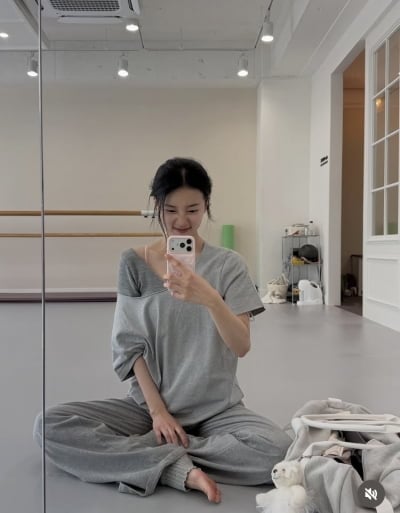 수지, 뼈말라 이유 있었네…발레 연습실서 무한 운동