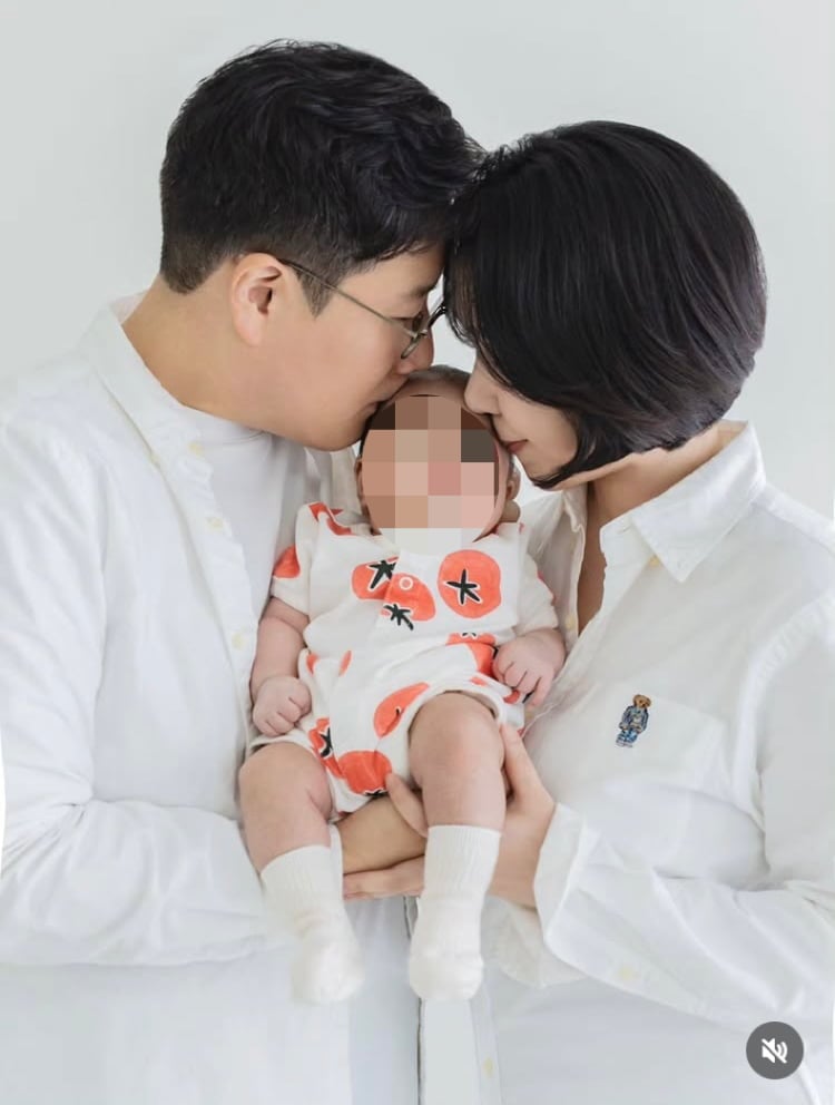 22기 영자, 생후 50일 아들과 가족사진…부모 눈에서 꿀뚝뚝