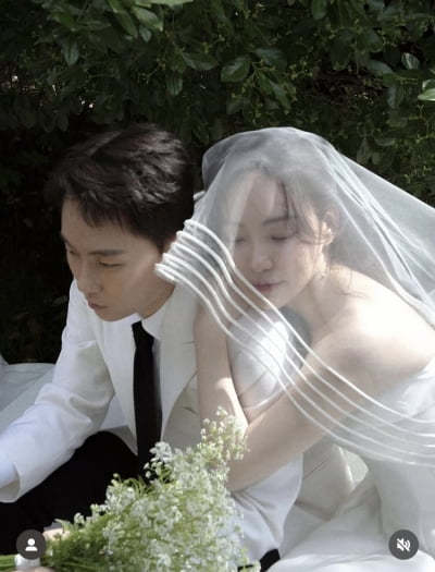 이아영, ‘재혼’ 웨딩 화보 공개…상대는 S대 변호사
