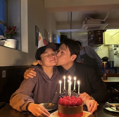 신혜선, 볼뽀뽀 받았다…식당서 공개적으로 애정행각
