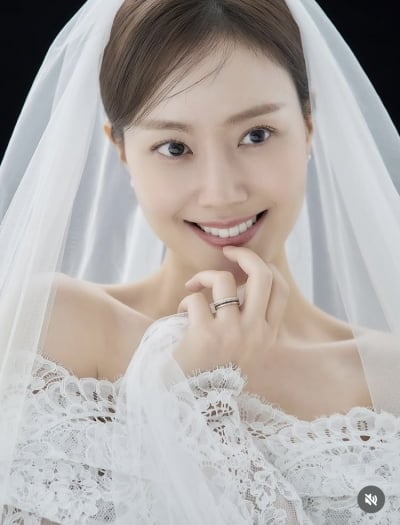 문채원, 6월 결혼식 앞두고…봇짐 풀듯 웨딩 화보 공개