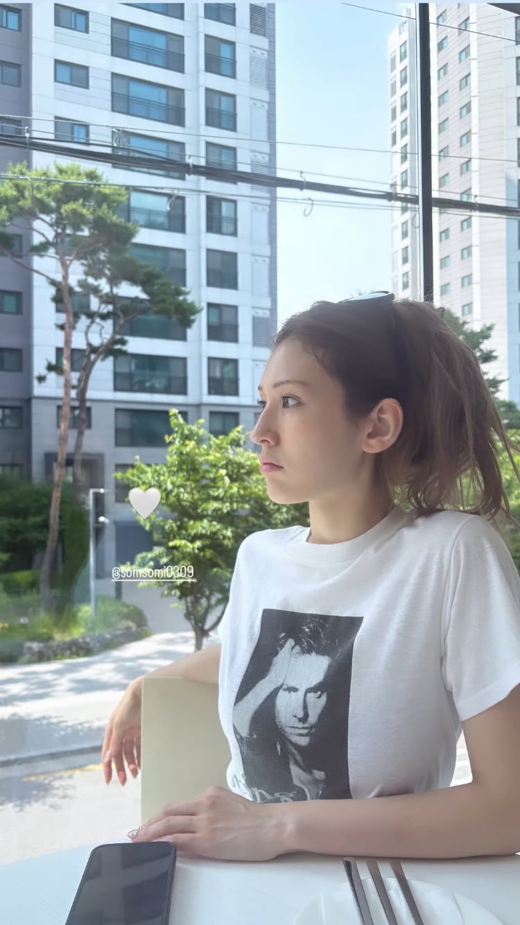전소미, 노메이크업인데 이 정도…트와이스 채영이 찍어준 꾸안꾸