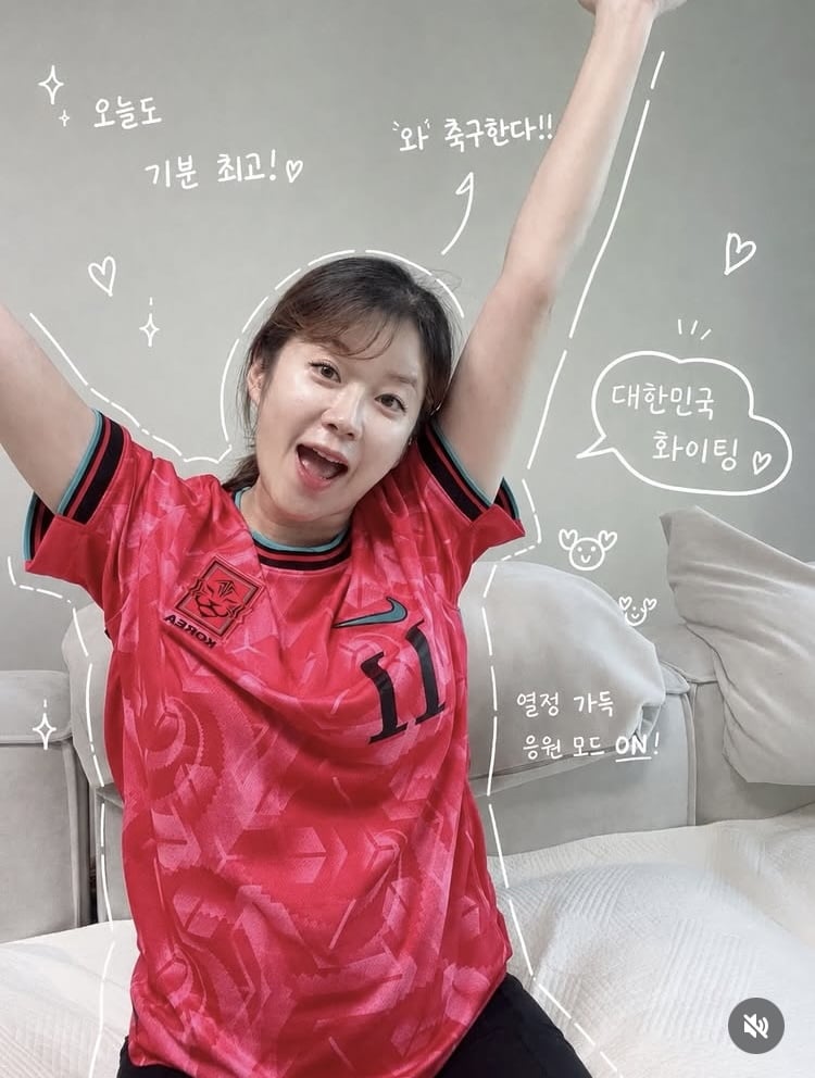‘임신’ 김승혜, 뱃속 아이와 축구 관람…유니폼은 남편이 협찬