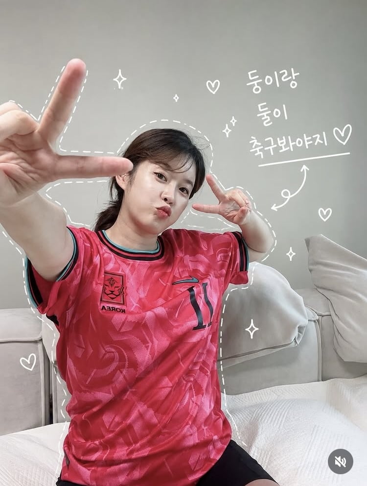 ‘임신’ 김승혜, 뱃속 아이와 축구 관람…유니폼은 남편이 협찬
