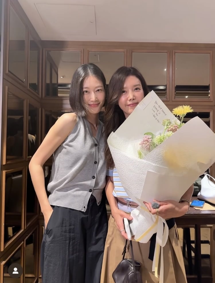 이현이, 육아로 바쁠텐데…대왕 꽃다발 들고 채정안 응원
