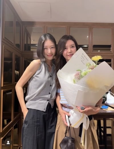 이현이, 육아로 바쁠텐데…대왕 꽃다발 들고 채정안 응원