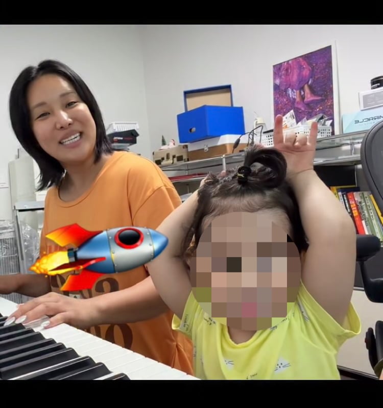 랄랄, 속옷도 못 입고 육아중…격렬하게 피아노 치는 엄마
