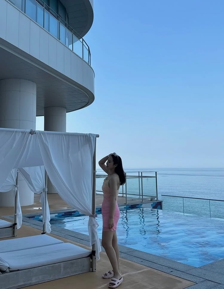 방송인 박지윤이 아들과 수영장에 방문했다./SNS