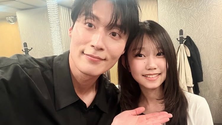 아역배우 김나은의 어머니가 드라마 '멋진 신세계' 종영을 맞아 배우들과의 인증샷을 공개했다./SNS