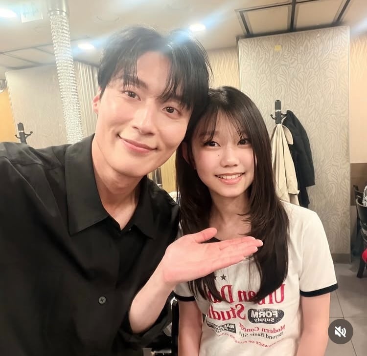 아역배우 김나은의 어머니가 드라마 '멋진 신세계' 종영을 맞아 배우들과의 인증샷을 공개했다./SNS