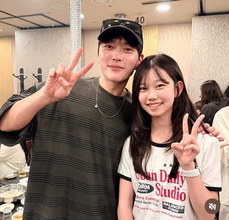 아역배우 김나은의 어머니가 드라마 '멋진 신세계' 종영을 맞아 배우들과의 인증샷을 공개했다./SNS