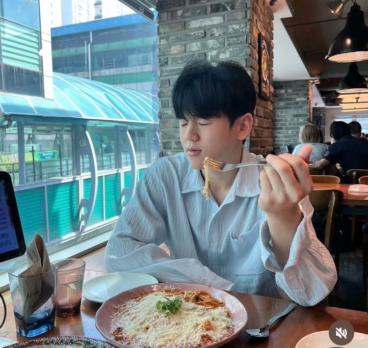 윤후가 맛있는 음식을 먹고 감탄했다./SNS