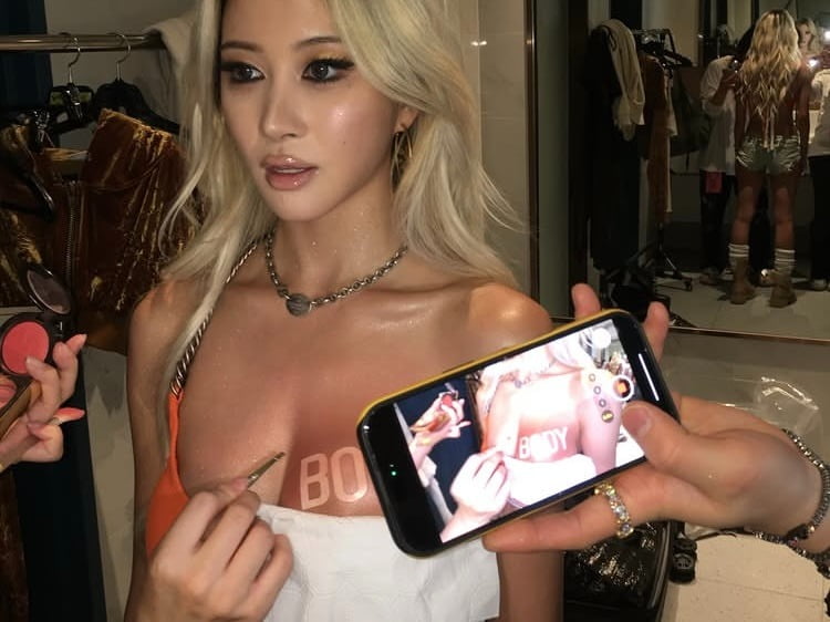 가수 다영이 가슴에도 메이크업을 했다./SNS