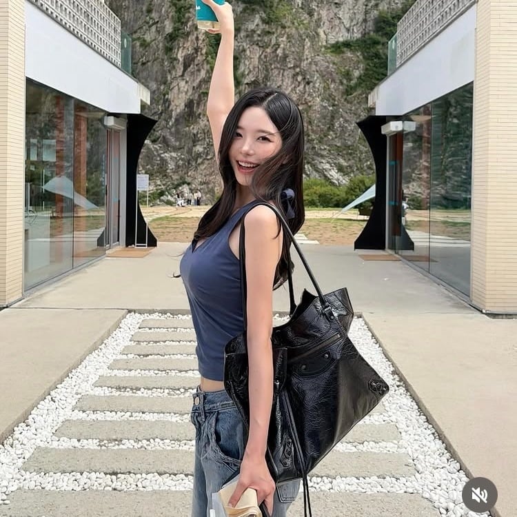 넷플릭스 '솔로지옥3' 출신 윤하정이 예비 남편과 함께 국내 여행을 떠났다./SNS