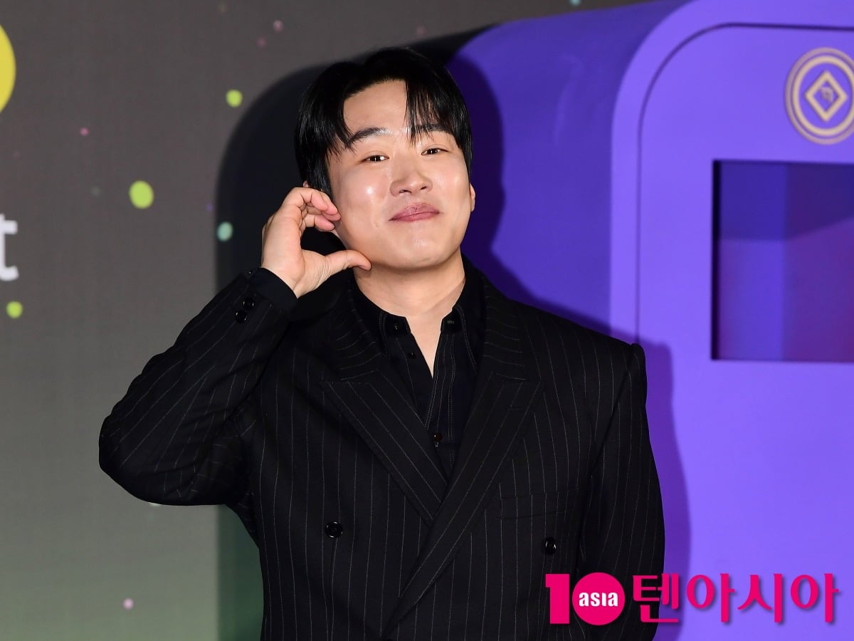 배우 안재홍이 취재진 앞에 섰다. / 사진=텐아시아DB