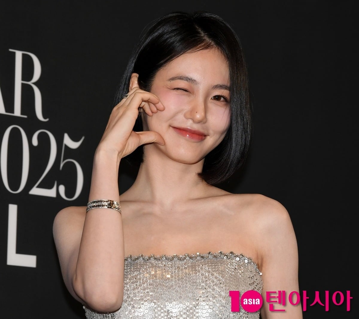 배우 신예은이 볼하트 포즈를 취하고 있다. / 사진=텐아시아DB