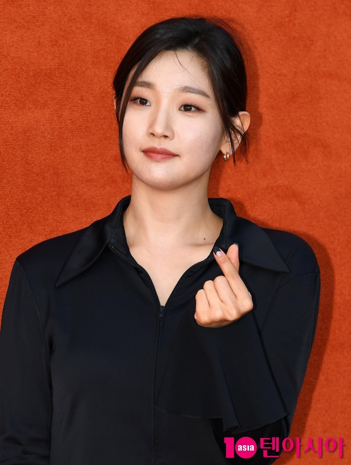 박소담이 손하트 포즈를 취하고 있다/ 사진=텐아시아 DB