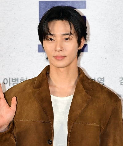 나영석 예능인데도 쓴 맛 봤다…결국 3%대로 막 내린 '꽃청춘', 그럼에도 돋보인 박서준