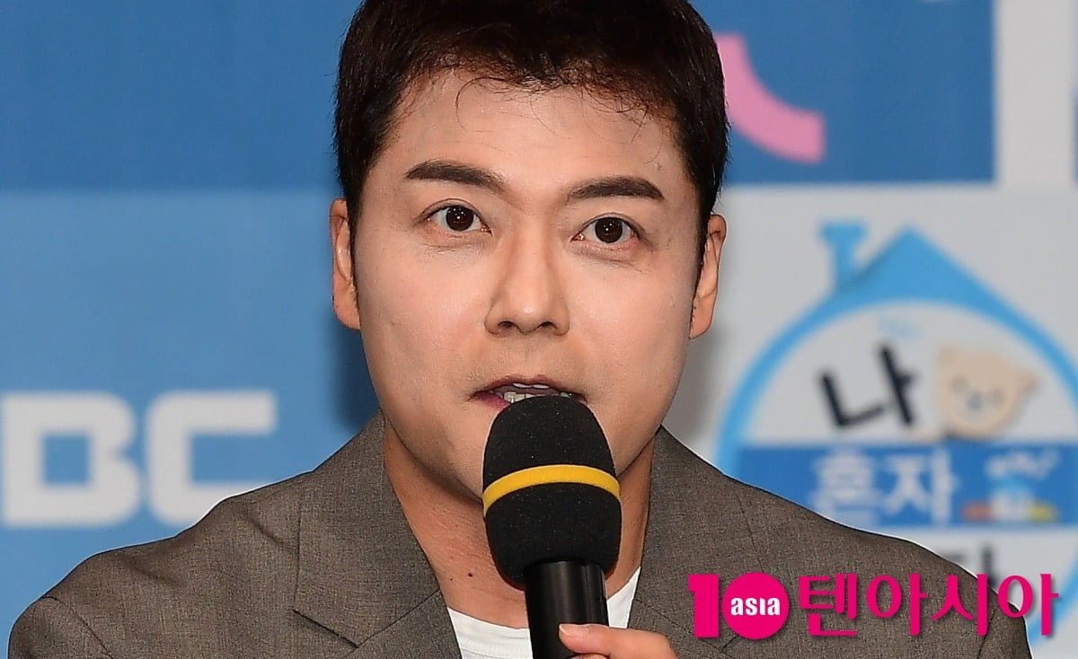 방송인 전현무가 취재진 앞에 섰다. / 사진=텐아시아DB