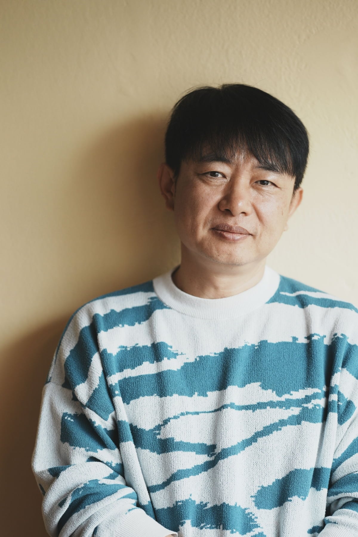 장편소설 '어느 멋진 도망'을 출간한 나상천 작가가 미소 짓고 있다./사진 = 작가 제공