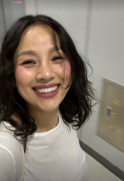 이효리, 선크림 안 바른 것 후회한다더니…풀메이크업에 웃었다