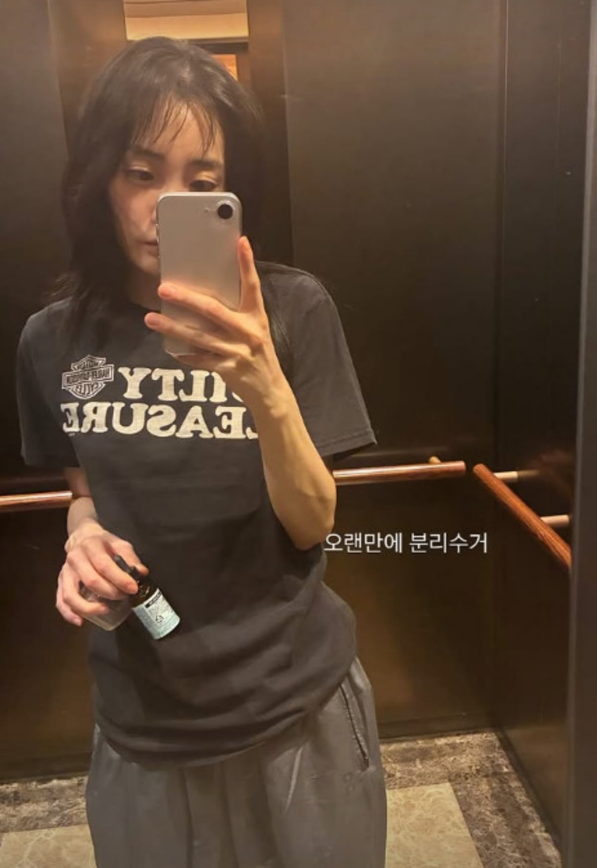 배우 김민하가 엘리베이터 거울 속 자신을 카메라에 담고 있는 모습. / 사진=김민하 SNS