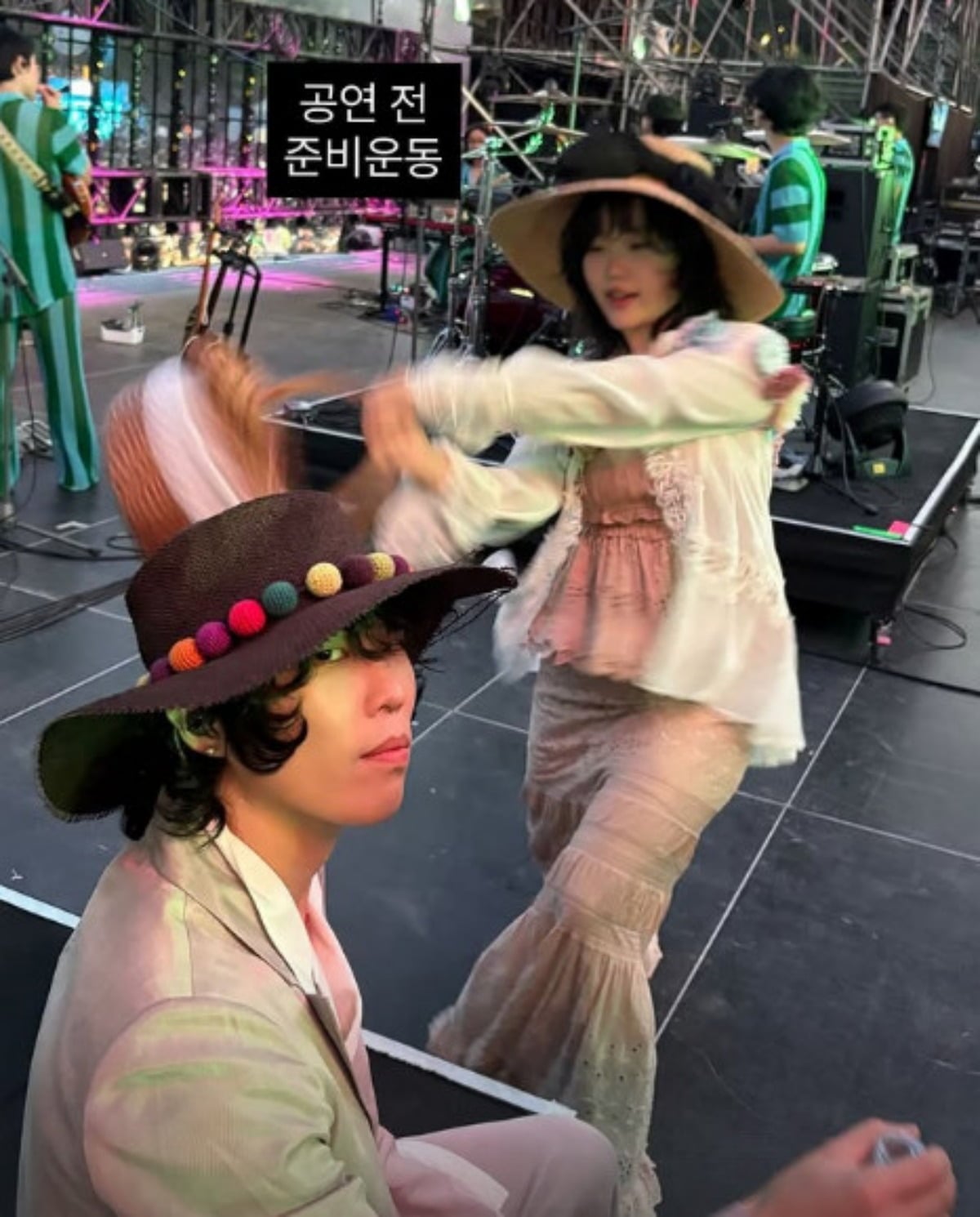 악동뮤지션 멤버 이수현이 무대 뒷편에서 몸을 움직이고 있다. / 사진=이수현 SNS