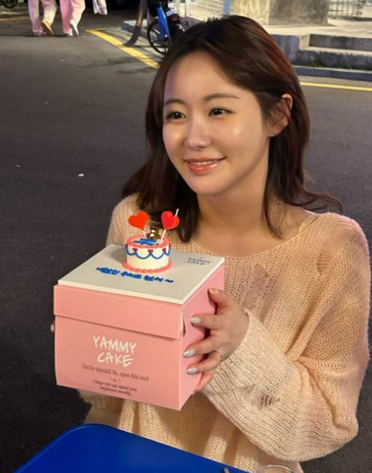 방송인 이경규의 딸이 케이크를 들고 미소를 짓고 있다. / 사진=이예림 SNS