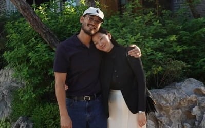 장윤주, ♥연하 남편 품에 쏙…결혼 11주년에도 신혼부부 비주얼
