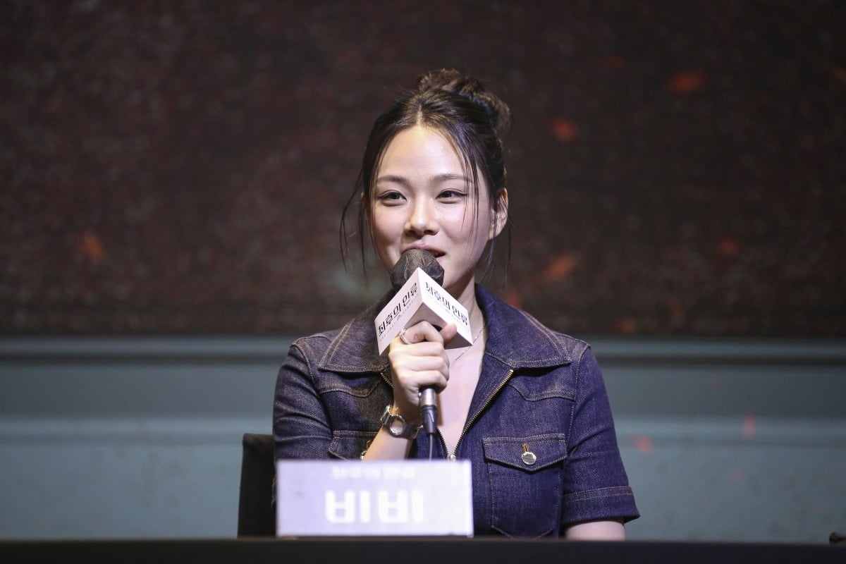 가수 겸 배우 비비가 취재진의 질문에 답하고 있다. / 사진=EBS '최후의 인류'