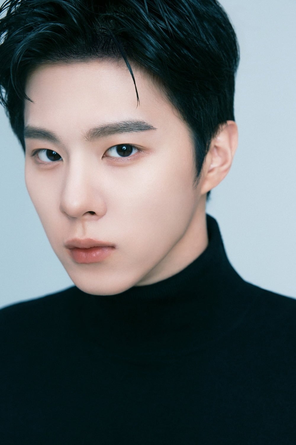 김우석이 새 프로필 사진을 공개하며 전역 후 본격적인 활동 재개를 알렸다./사진제공=블리츠엔터테인먼트