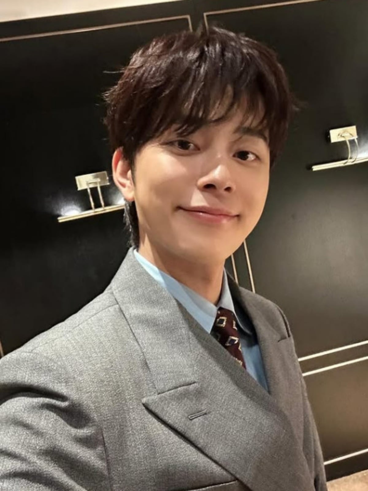 배우 유선호가 카메라를 향해 미소를 짓고 있다. / 사진=유선호 SNS
