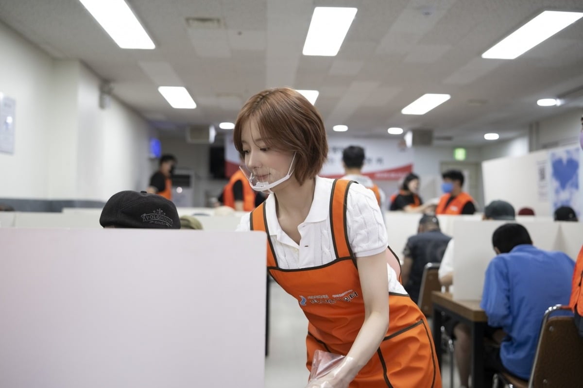 배우 이세영이 광고 모델로 활동 중인 빙그레와 함께 무료 급식소를 찾아 따뜻한 나눔을 실천했다./사진제공=판타지오