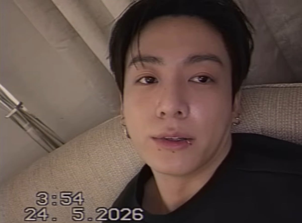 방탄소년단 멤버 정국이 카메라를 응시하고 있다. / 사진=정국 SNS